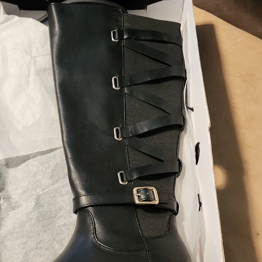 Black strappy back boots - Picture 2 of 4